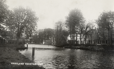 14938 Gezicht op de Vecht in de bebouwde kom te Vreeland uit het zuidwesten; met rechts de overtuinen, loofbomen en ...